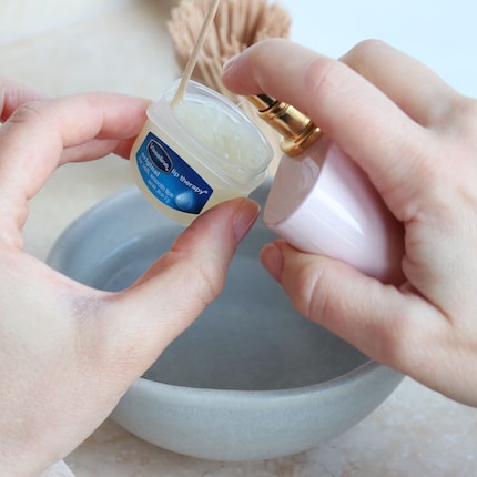 Aggiungere il profumo alla vaselina ...