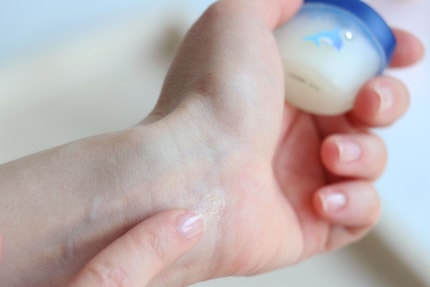 L'applicazione è molto discreta: basta metterne un po' sul polso o sul collo.