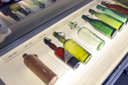 Ein Blick in die Vitrine im Flaschenmuseum.