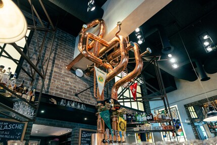 In diesem schicken Restaurant auf dem Brauereigelände gibt es das passende kulinarische Angebot zum Bier.