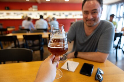 Endlich wird degustiert. Autor und Fotograf prosten sich erfreut zu.