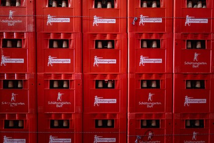 Jede Menge Mehrwegflaschen warten auf die durstigen Abnehmer und Abnehmerinnen.