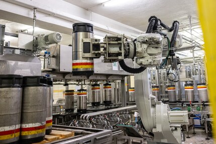 Fleissige Industrieroboter erhöhen die Effizienz.