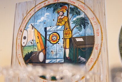 Diese Originalscheibe steht im Konferenzraum, wo unsere Führung begann und endete. Es sieht tatsächlich so aus, als hätten da Nüchterne gezielt.