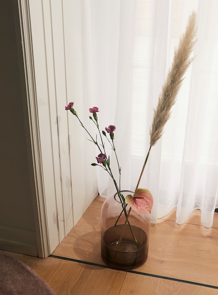 Die Zwei-in-Eins-Lösung «Tota» gibt je nach Gusto Blumen, Pflanzen oder Kerzen einen Ort.