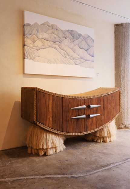 «Ramóns» Front zieren Griffe aus Karbonstahl, die einen Kontrast zum warmen Holz und Henequén darstellen.