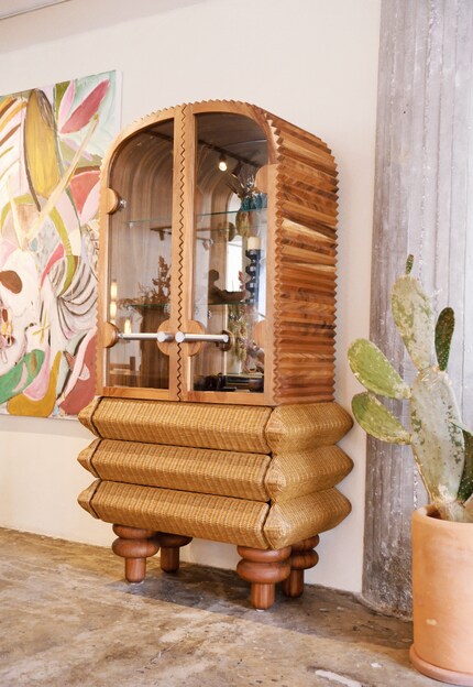 Inspiriert von der Idee des Fürsorgens, symbolisiert die Vitrine «Vilma» das Bewahren, während ihre Stahlklinken wie von einem Tresor Stärke ausstrahlen.