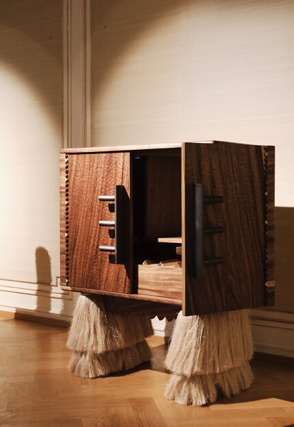 Der Schrank «Carmen» ist aus massivem Huanacaxtle-Holz.