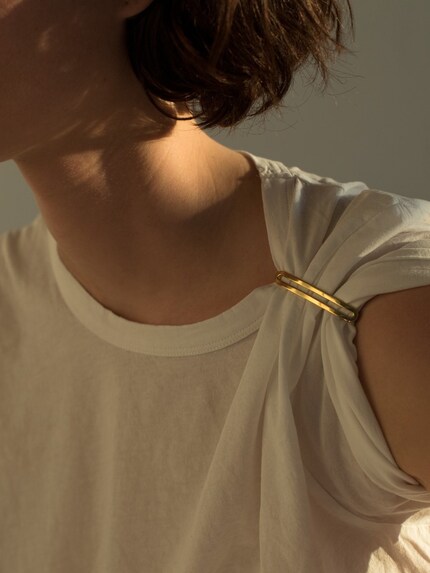 Eine Brosche designt von Pauline Deltour für JEM Jewellery.