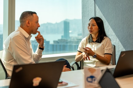  Esther Leung im Austausch mit Adriano Labruzzo, der für Lebensmittel aus dem asiatischen Raum zuständig ist.