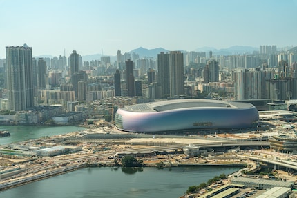 Die Aussicht auf Hongkong aus dem 32. Stock auf das kürzlich fertiggestellte und 4 Milliarden USD teure Kai Tak-Stadion.