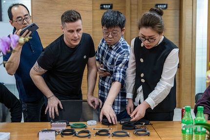 Kevin (im karierten Hemd) und Yannick schauen sich mögliche USB-C Kabel an.
