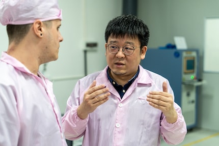 Kevin und Yannick zu Besuch in einer Elektronikfabrik
