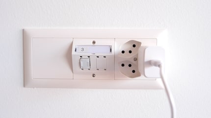 Ein kompakter Netzstecker lässt auch in einer Dreier-Dose noch Platz für die Nachbarn.