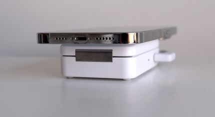 Grosses iPhone, kleine Ladestation: das iPhone 14 Pro Max bezieht induktiv Strom.