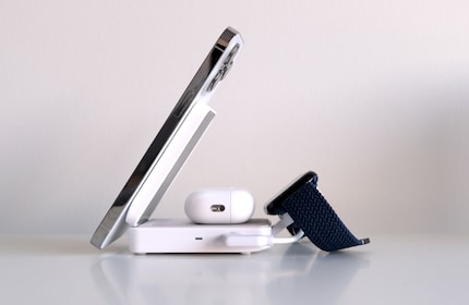 Obwohl das Anker-Gerät kompakt gebaut ist, passen drei Apple-Gadgets gleichzeitig drauf.