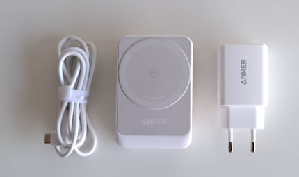 Alles dabei, was man braucht: Kabel, Ladestation, Netzstecker.