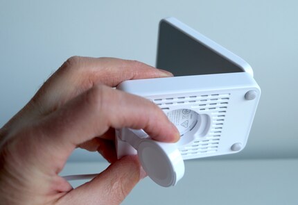 Der Ladeplatz für die Watch kann bei Bedarf aus dem Boden herausgeklappt werden.