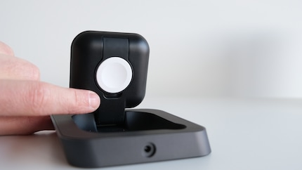 Acuut gevaar voor vingernagels: ik moet hier de oplaadpuck voor de Apple Watch eruit vingeren.