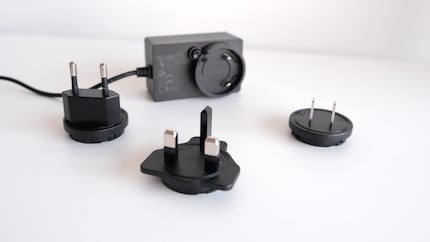 Denkt Zens dat ik hun oplaadstation meeneem op wereldreis? Of wilden ze tijdens de productie geld besparen en hebben ze gewoon voor alle mogelijke stekkers de juiste adapter meegeleverd? 