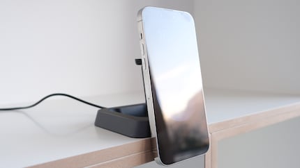 In staand formaat kan ik mijn iPhone alleen opladen als ik het Charging Station op de rand van mijn plank zet - en dan vertrouw op de houdkracht van de magneten.