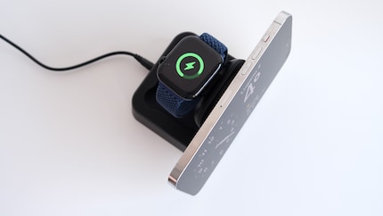 Twee gadgets die opladen op het Zens oplaadstation.