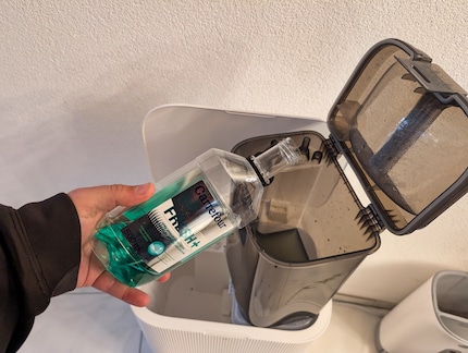 Ein Schluck Mundspülung reicht, das Abwasser wird viel weniger schnell stinken.