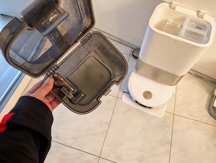 Der Abwassertank sammelt das dreckige Wasser, das beim automatischen Reinigen der Wischmopps entsteht.