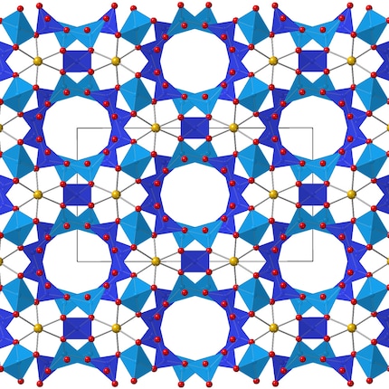 Structure cristalline de la cordiérite | Ce minéral de formule brute Mg2Al4Si5O18 est constitué de tétraèdres d'atomes d'oxygène (rouge) centrés soit sur des atomes d'aluminium (bleu clair) soit sur des atomes de silicium (bleu foncé). Ce sont surtout les oscillations dans les tétraèdres d'aluminium qui réduisent les distances entre les atomes. A des températures plus élevées, le plan représenté ici se dilate dans les deux sens et attire ainsi vers lui les plans situés au-dessus et en dessous.