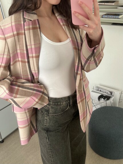 I love wearing the Moi Basics tank top with jeans and a blazer.