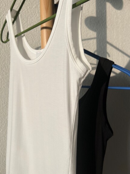 The Moi Basics tank top’s available in white and black.