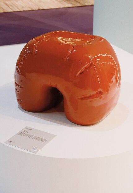 La couleur rouge, que l'on voit souvent dans les cafés parisiens, doit ici créer un lien.