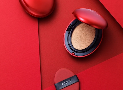 Le fond de teint Cushion est facile à emporter et à réappliquer en déplacement.