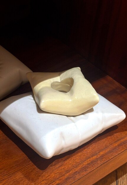 La céramique dure donne l'impression d'être douce et malléable.