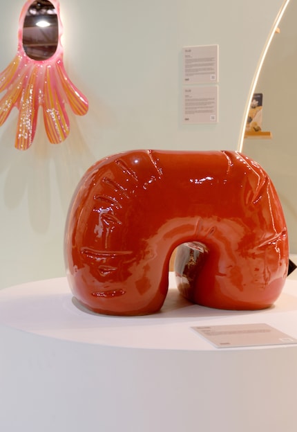 Die Bogenform des Tisches lehnt sich an die traditionellen «Takiya» an.