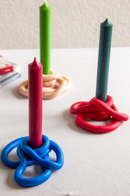 Les couleurs saturées de la pâte Fimo complètent parfaitement les bougies multicolores.