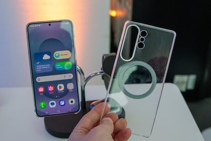 Avec la coque appropriée, le Galaxy S25 adhère magnétiquement aux stations de charge.
