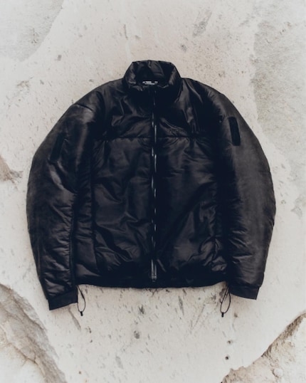 Die «OGEE Jacket» in Schwarz.