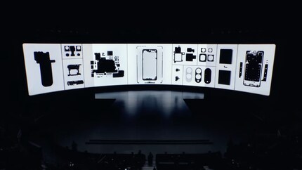 In the stream, Samsung shows the individual parts of the Galaxy S25 Edge.