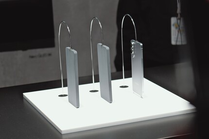 Samsung shows the S25 Edge in a size comparison with two anonymous dummies.