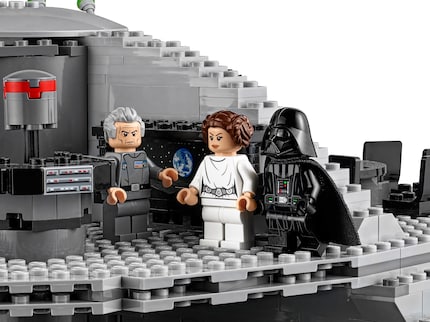 Une scène de l'ensemble LEGO Star Wars Étoile de la Mort 75159 : Dark Vador, la Princesse Leia et Grand Moff Tarkin dans le décor emblématique de la salle de contrôle.