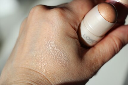 On the left the almost transparent finish of Le Glass, on the right, the shimmering result of the Le Glow stick.