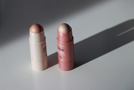 On the left 610 Glassy Pearl; on the right 630 Glowy Crème Chic.