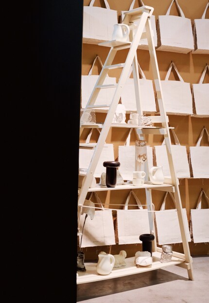 Sie verbindet Surrealismus mit Toogoods charakteristischen skulpturalen Formen.