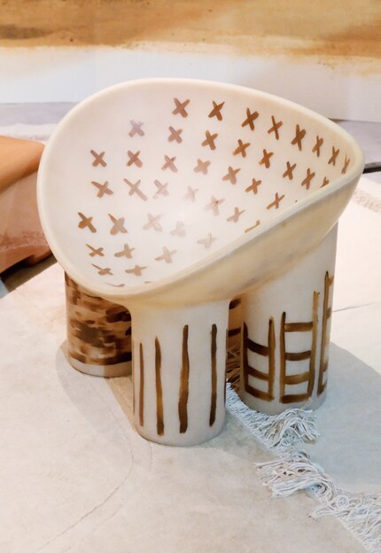 Der Armlehnstuhl symbolisiert einen Wandel in Toogoods Formsprache: den Übergang von starren, kantigen Designs zu weicheren Formen und Texturen.