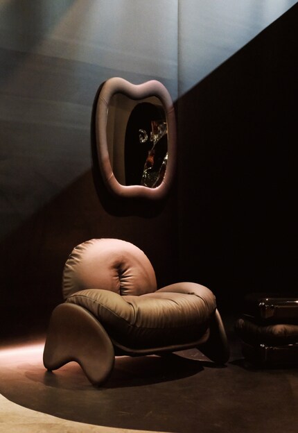 Der Skulpturenbereich beeindruckt mit Arbeiten, die Toogood mit Marken wie Tacchini, Poltrona Frau und Hem entworfen hat.