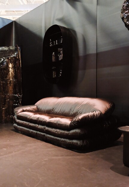 Der Raum, in tiefes Schwarz gehüllt.