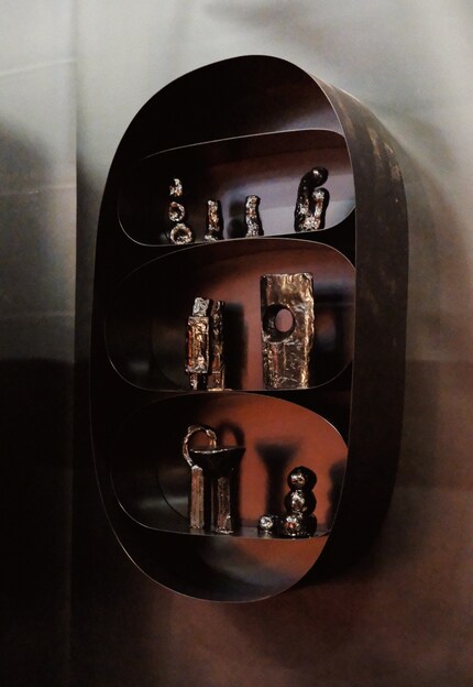 Er verkörpert Toogoods Erkundung von Gegensätzen wie Licht und Dunkelheit.