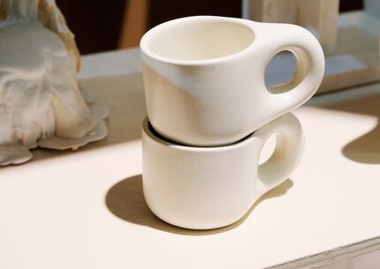 Es geht der Designerin darum, wie die Tasse für deinen morgendlichen Tee oder Kaffee aussieht – und sich anfühlt.