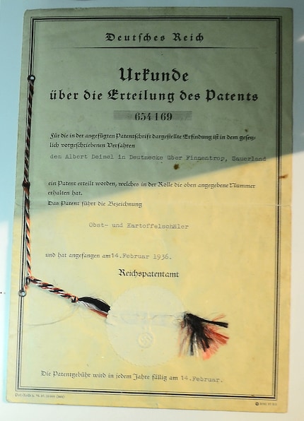 «Fruit and potato peeler», this is the exact name of Deimel's patented peeler.